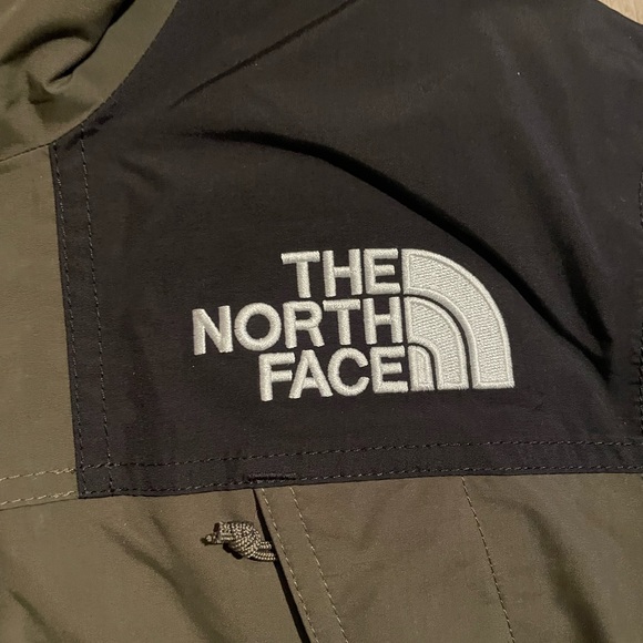 The North Face McMurdo Parka Taupe
Green - Picture 4 of 9